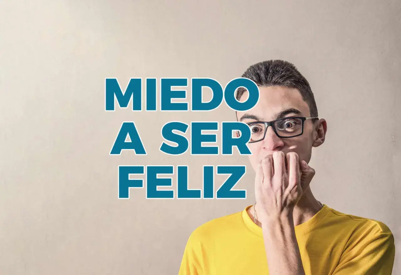 Un joven con expresión de **miedo a ser feliz**, se muerde las uñas. El texto "Miedo a ser feliz" aparece superpuesto.