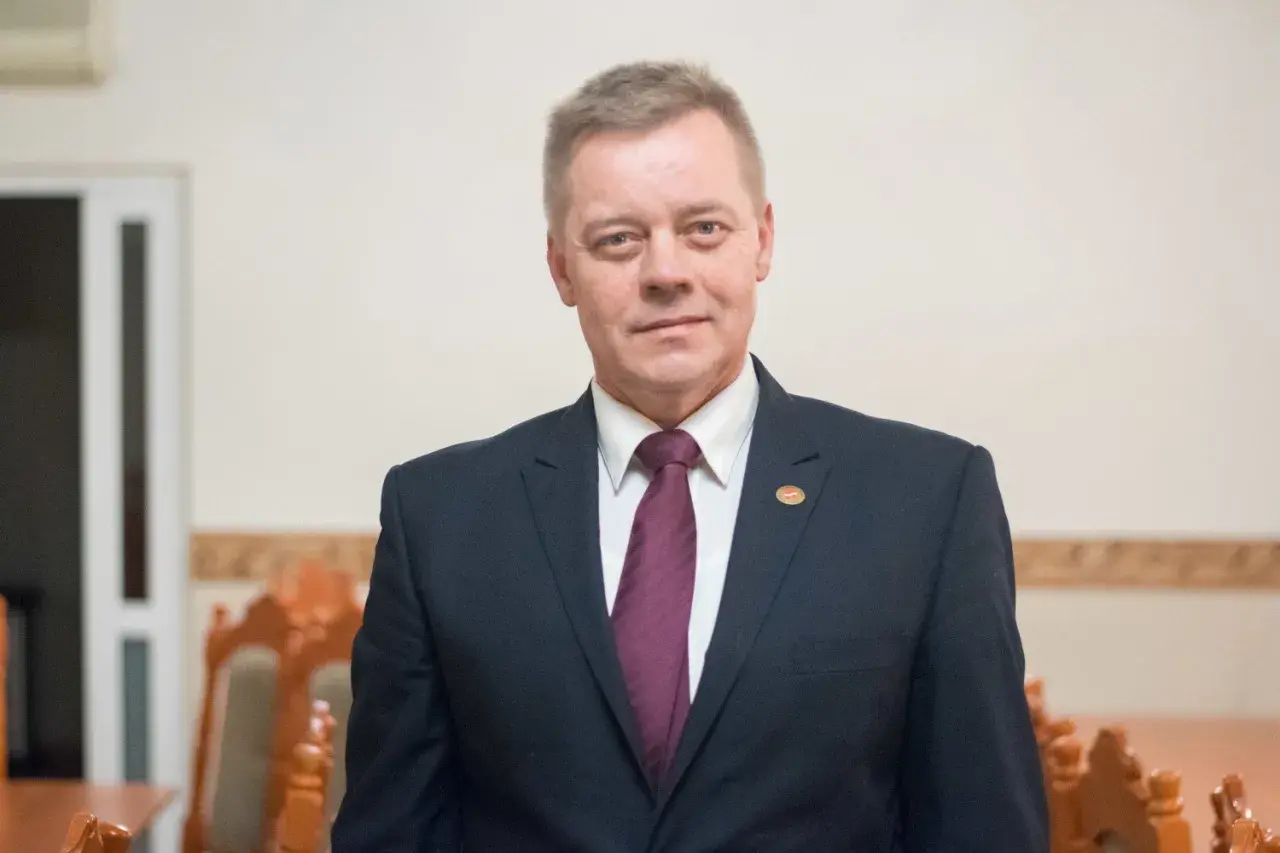 Mężczyzna w garniturze i krawacie, przewodniczący rady osiedla.