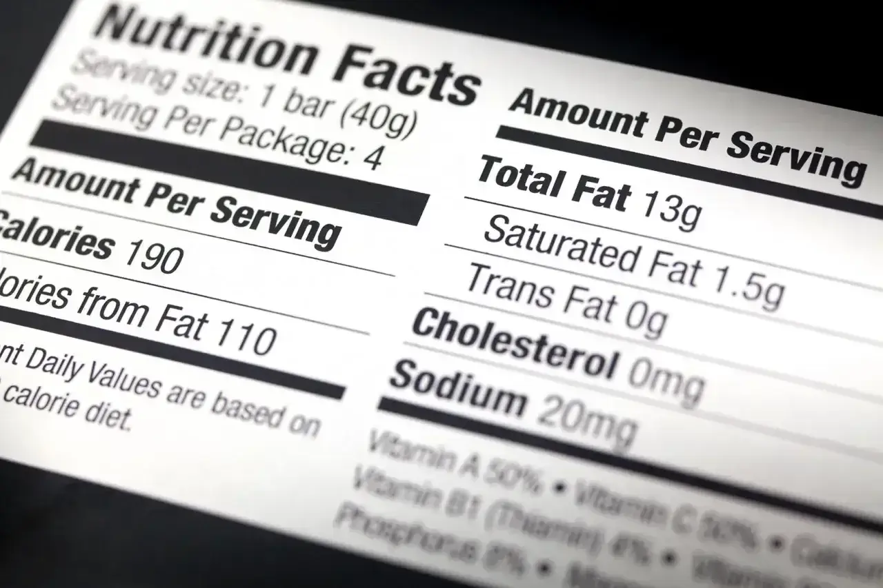 Etykieta z informacjami o wartościach odżywczych, pokazująca kaloryczność 190 kcal na porcję.
