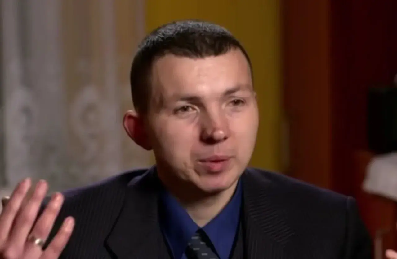 Jaruś z "Chłopaków do wzięcia" w garniturze, z gestykulującymi dłońmi, opowiada o swoich perypetiach.