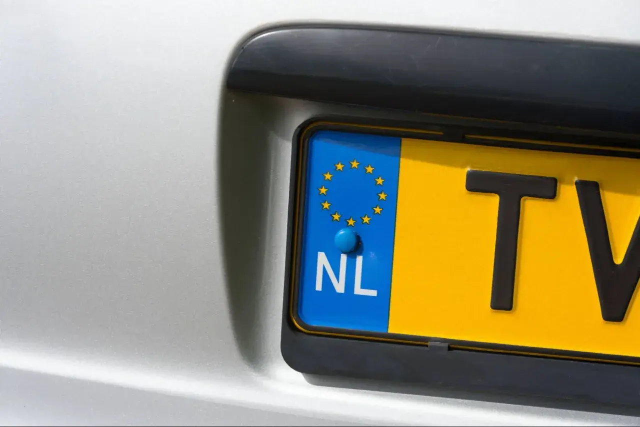 Holenderska tablica rejestracyjna z symbolem UE i literami "NL", część numeru "TV" widoczna. Zarejestrowane przez RDW.