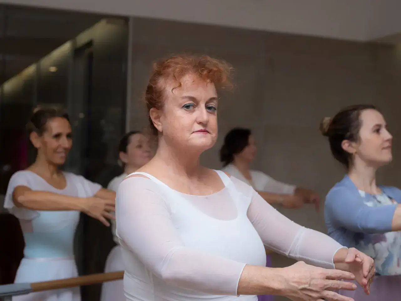 Donne di diverse età partecipano a una lezione di danza, dimostrando che il movimento è facile prese danza per tutti.
