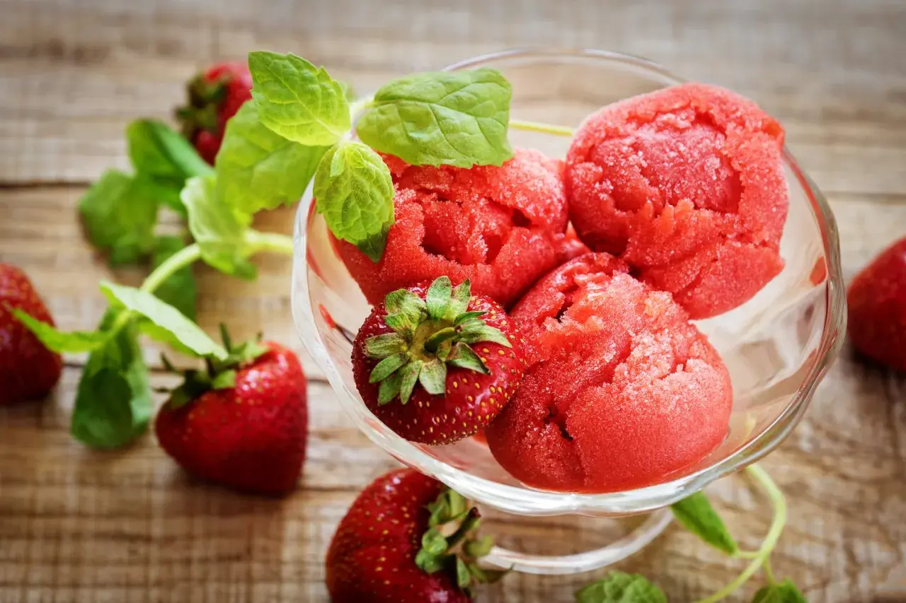 Idealny sorbet truskawkowy bez maszynki? Zrób go w domu!