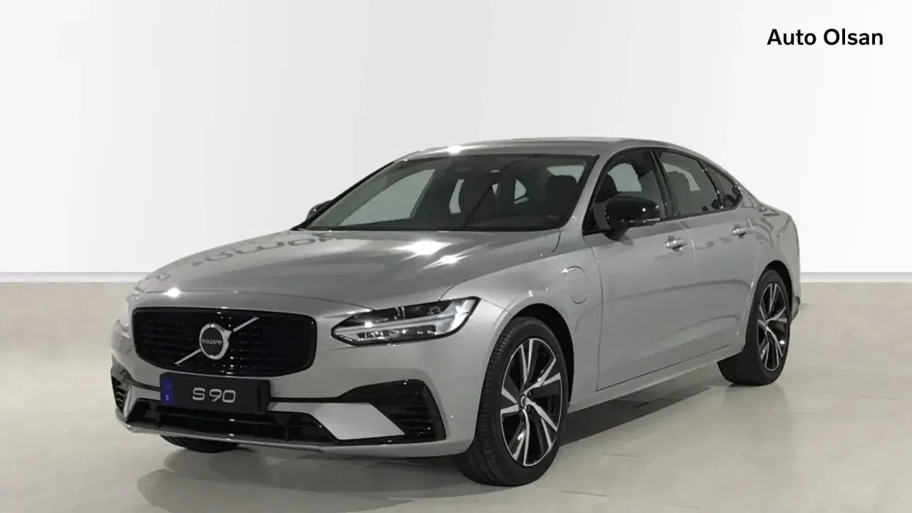Volvo S90 plateado, un coche elegante. Aquí encontrarás opiniones sobre este modelo.
