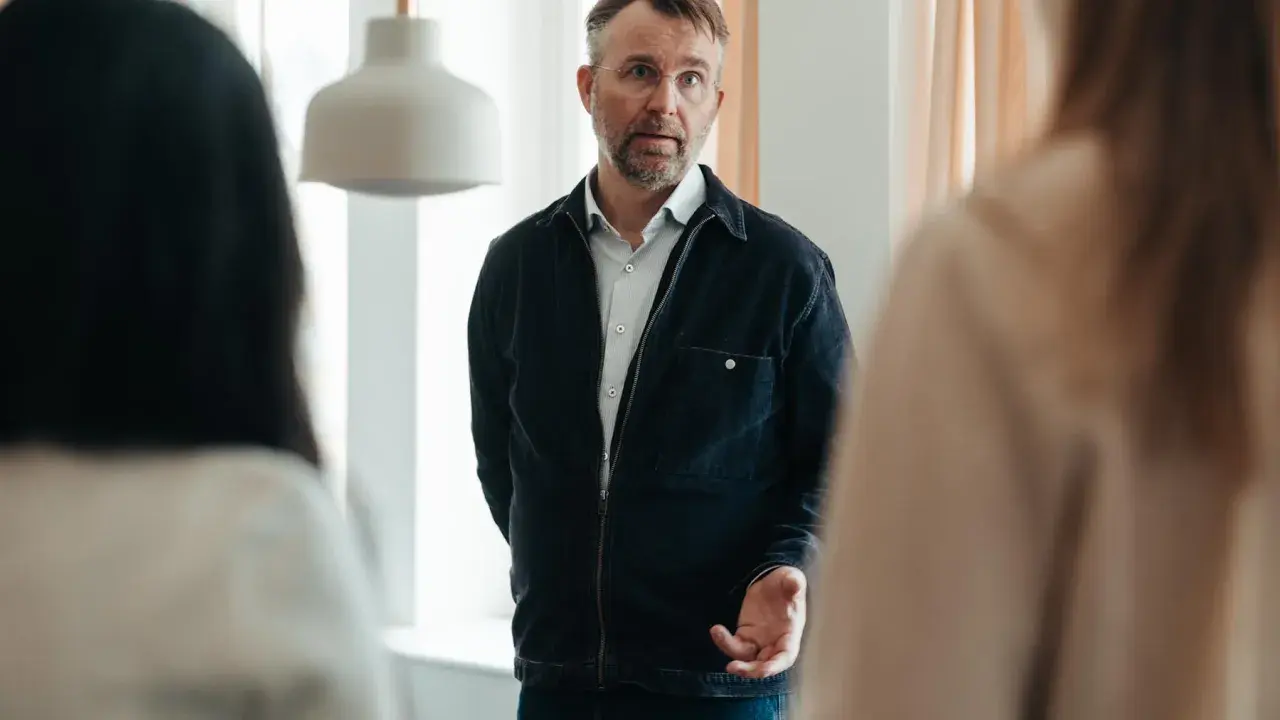 Verksamhetschef utbildning diskuterar med kollegor.