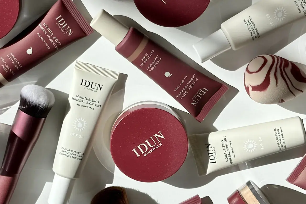 IDUN Minerals foundations och foundations för att hitta vilken foundation passar mig. Sminkborste, svamp och puder syns också.