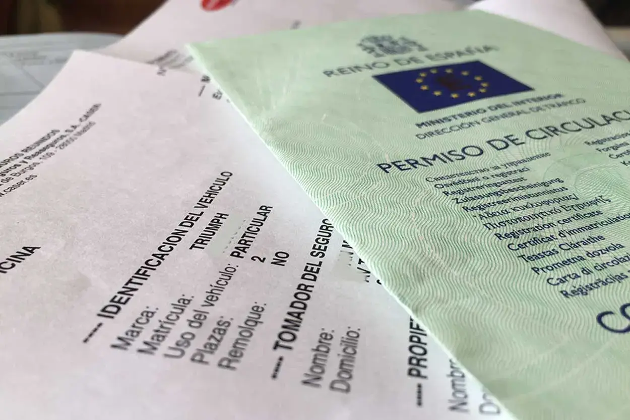 ¡Ay, he perdido los papeles de la moto! Aquí están el permiso de circulación y la ficha técnica, espero encontrarlos pronto.
