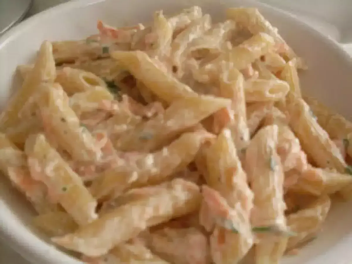 Penne cremose con salmone e panna, un piatto delizioso pronto per essere gustato.