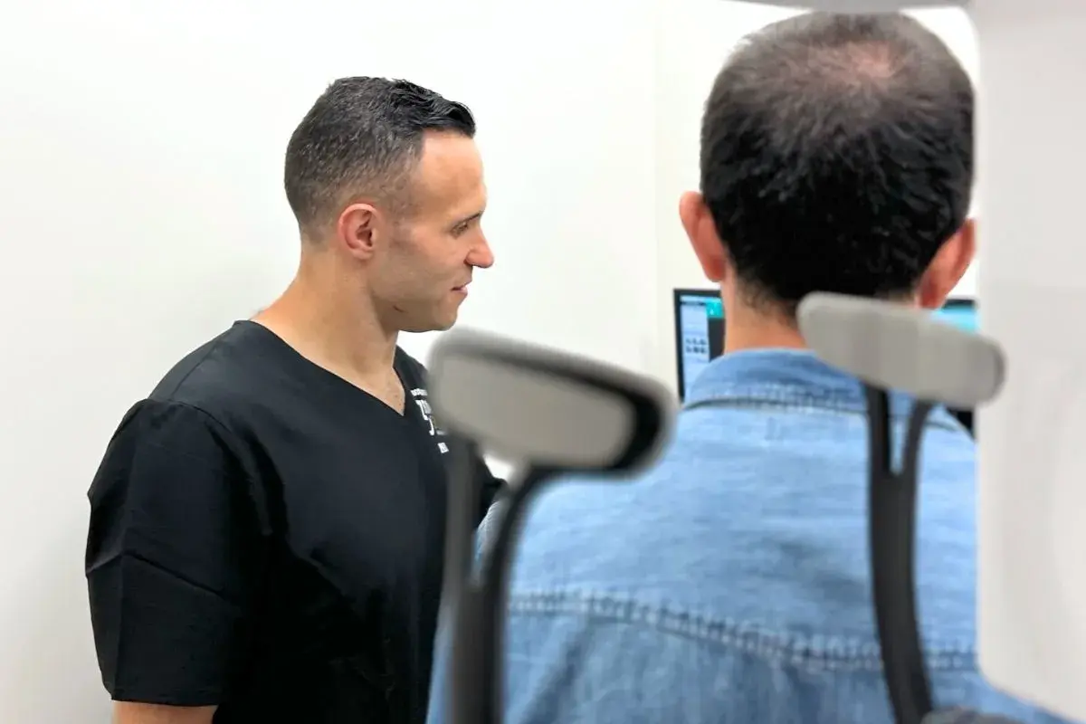 Médico explica a paciente sobre puntos reabsorbibles.