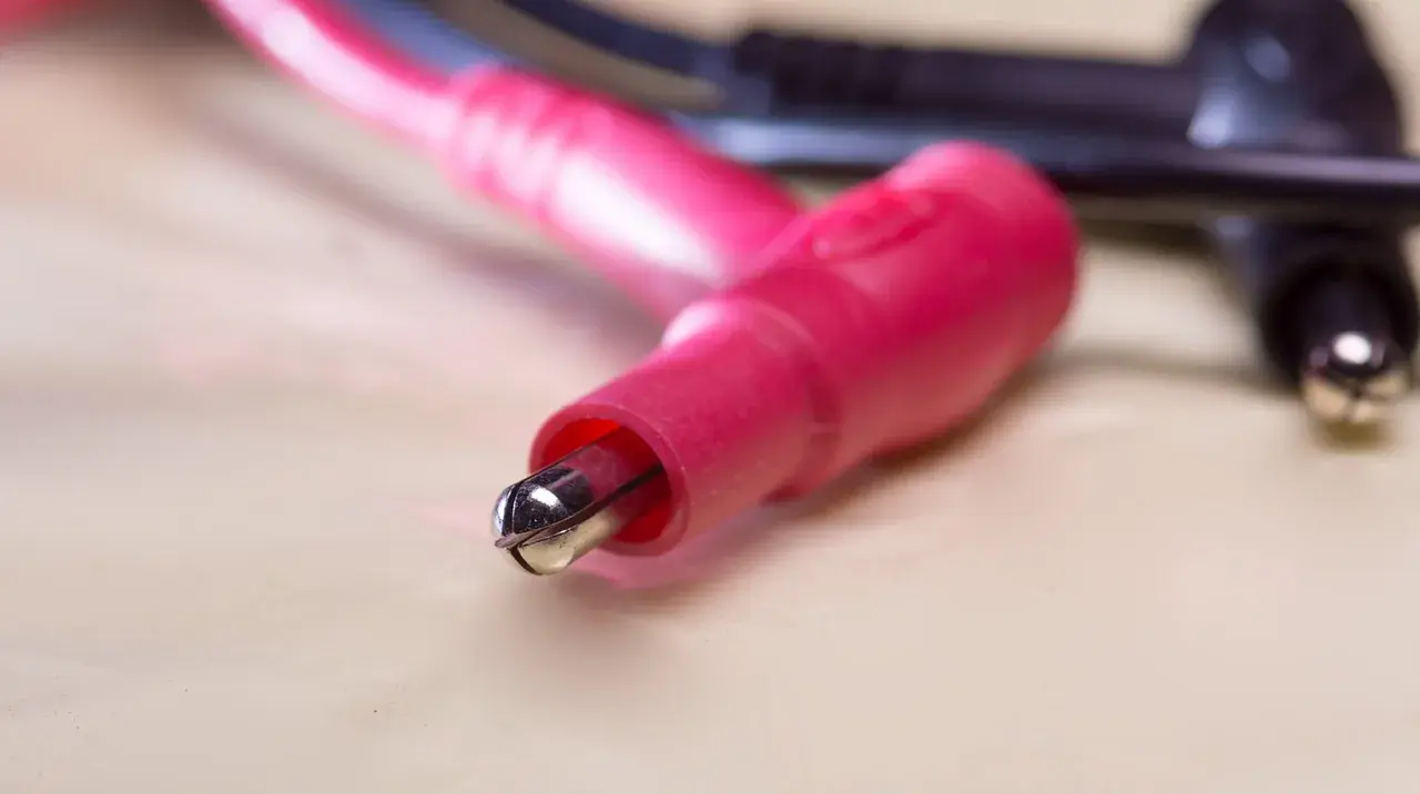 Do czego służy woltomierz? Odkryj jego kluczowe zastosowania w elektryce