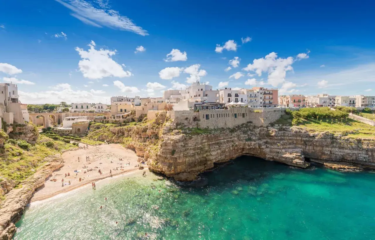 Un borgo bianco a picco sul mare turchese, una spiaggia incastonata tra le rocce. Un vero must-see in Puglia per chi ama panorami mozzafiato.