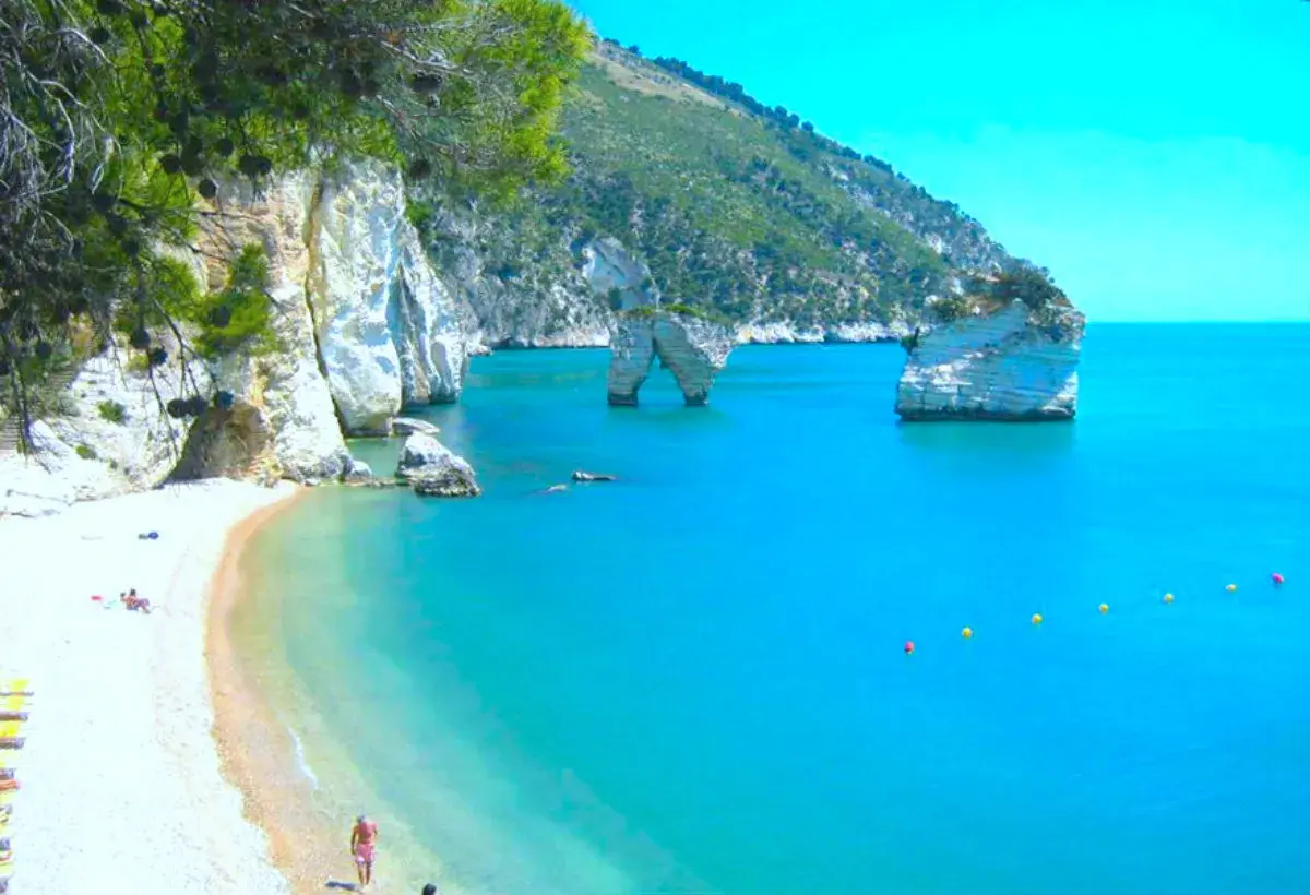 Spiaggia con faraglioni nel mare cristallino del Gargano.