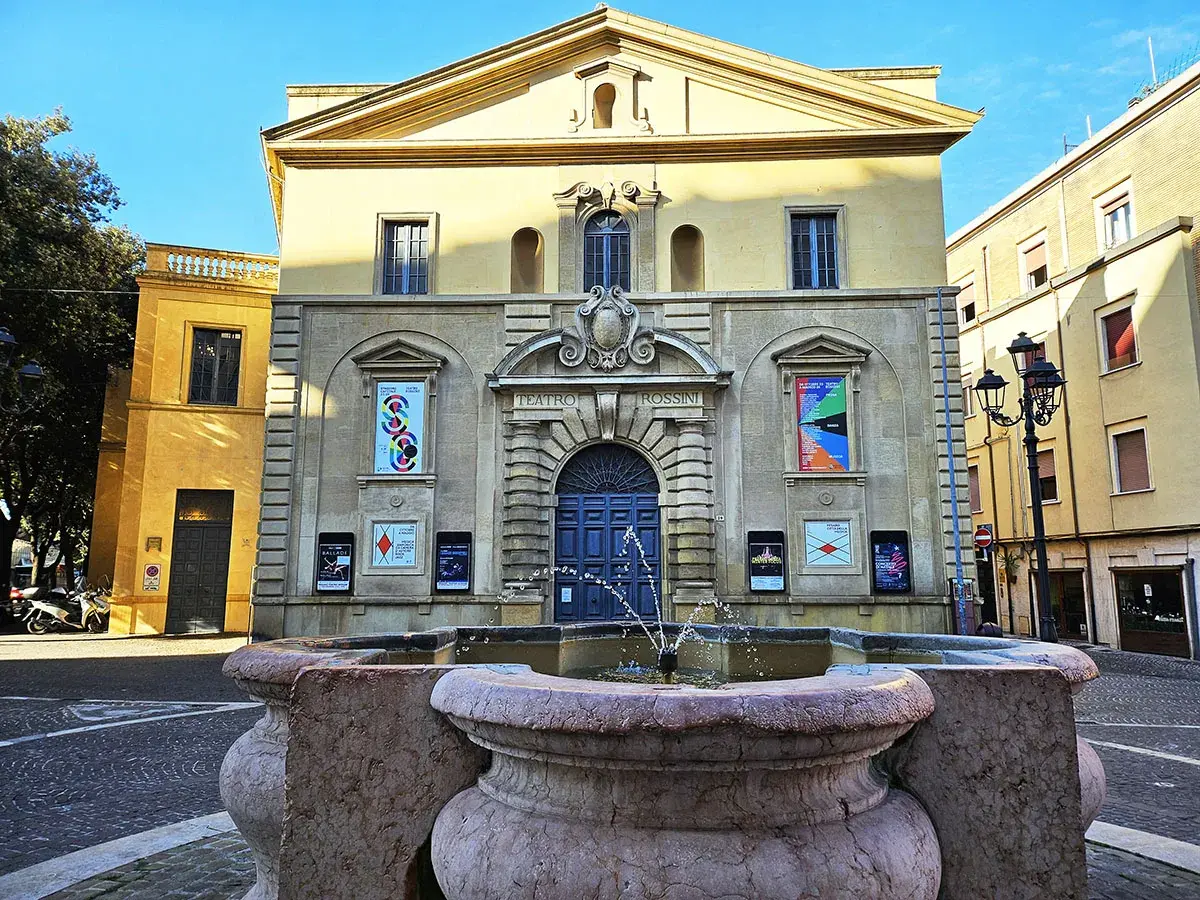Fontana davanti al Teatro Rossini, luogo che evoca la regione in cui è nato Rossini.