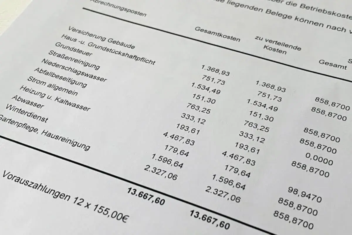 Eine Vorlage Nebenkostenabrechnung mit detaillierten Kostenaufschlüsselungen für Gebäudeversicherung, Grundsteuer, Heizung, Wasser und mehr.