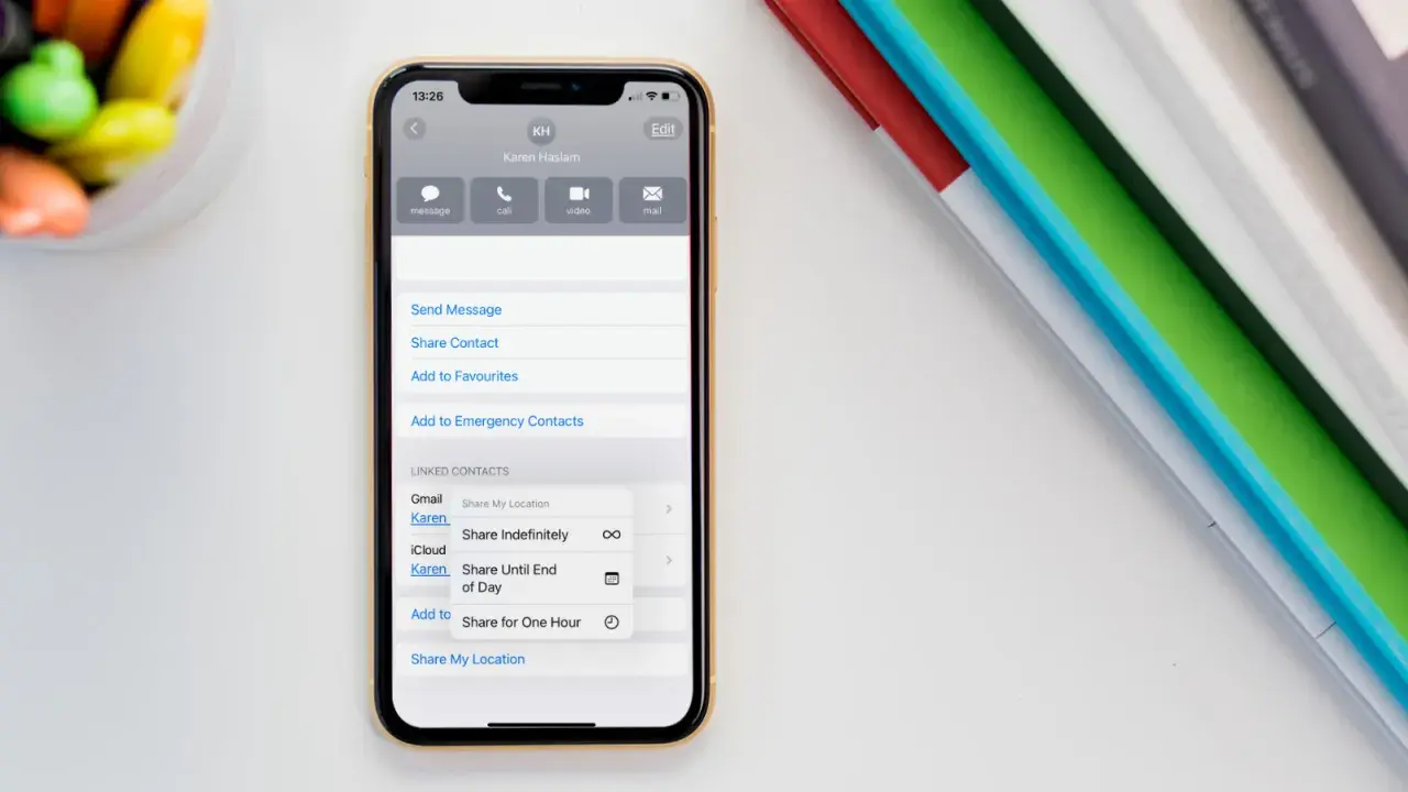 Na ekranie iPhone'a widać opcje udostępniania lokalizacji. Możesz wybrać, jak zmienic lokalizacje w iPhone, udostępniając ją na stałe, do końca dnia lub na godzinę.
