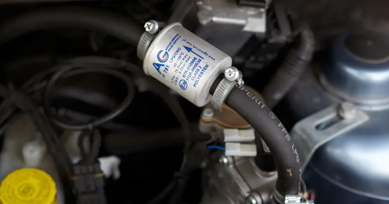 Filtr gazu LPG/CNG AG F 781. Pokazuje jak wymienić filtr gazu w samochodzie, element kluczowy dla prawidłowego działania instalacji.