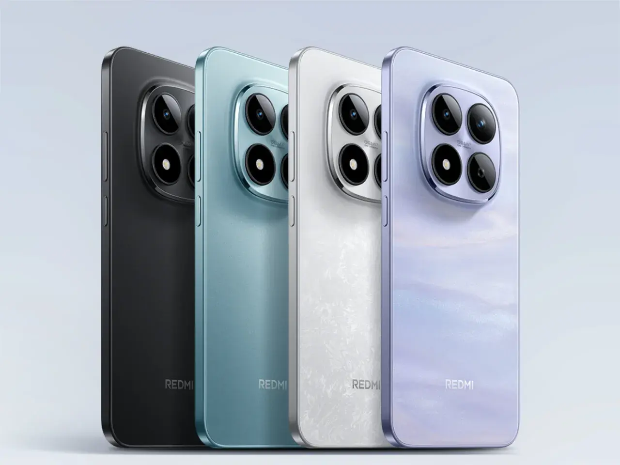 Cztery telefony Redmi najnowszy model w różnych kolorach: czarnym, niebieskim, białym i fioletowym. Każdy z nich ma charakterystyczny moduł aparatu.