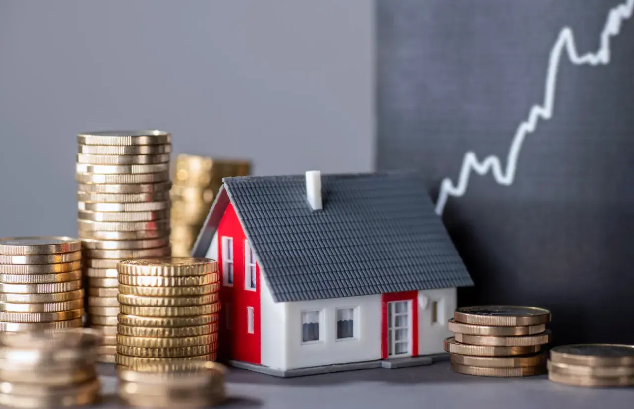 Model domu i stosy monet na tle wykresu wzrostu. Ilustracja różnych rodzajów cykli koniunkturalnych.