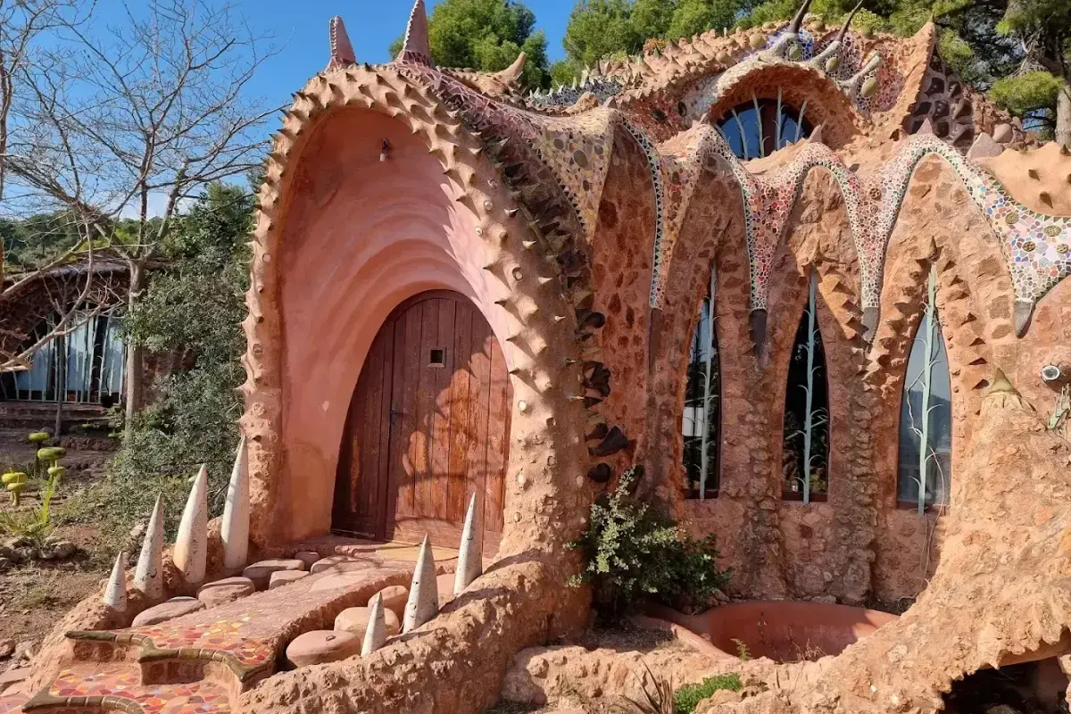 La casa del dragón en Gilet, con su entrada imponente y tejado escamoso, parece sacada de un cuento de fantasía.