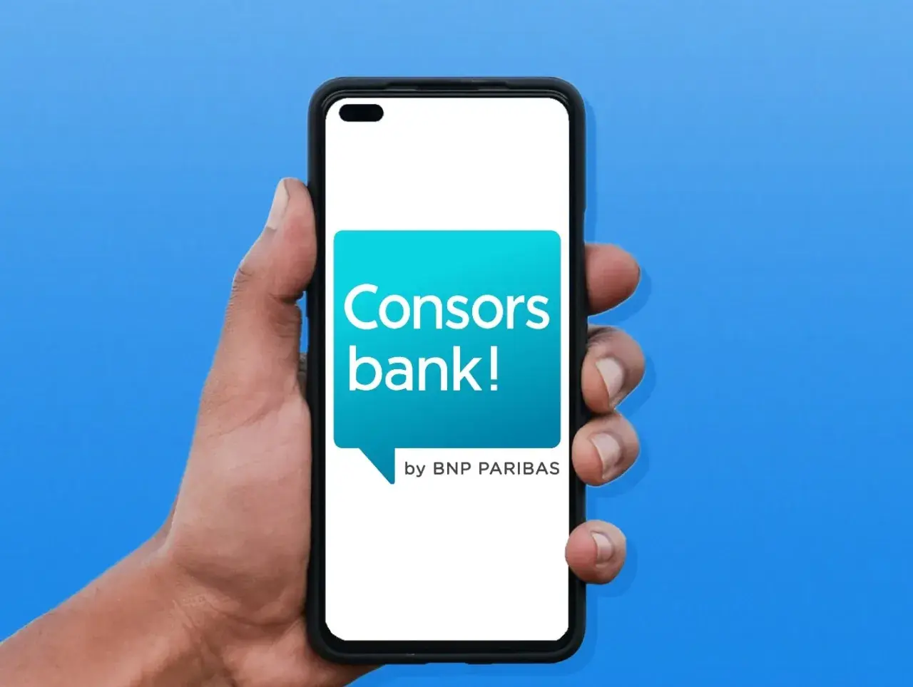 Hand hält Smartphone mit Consorsbank Logo. Gute Consorsbank Erfahrungen sind hier leicht zu finden.