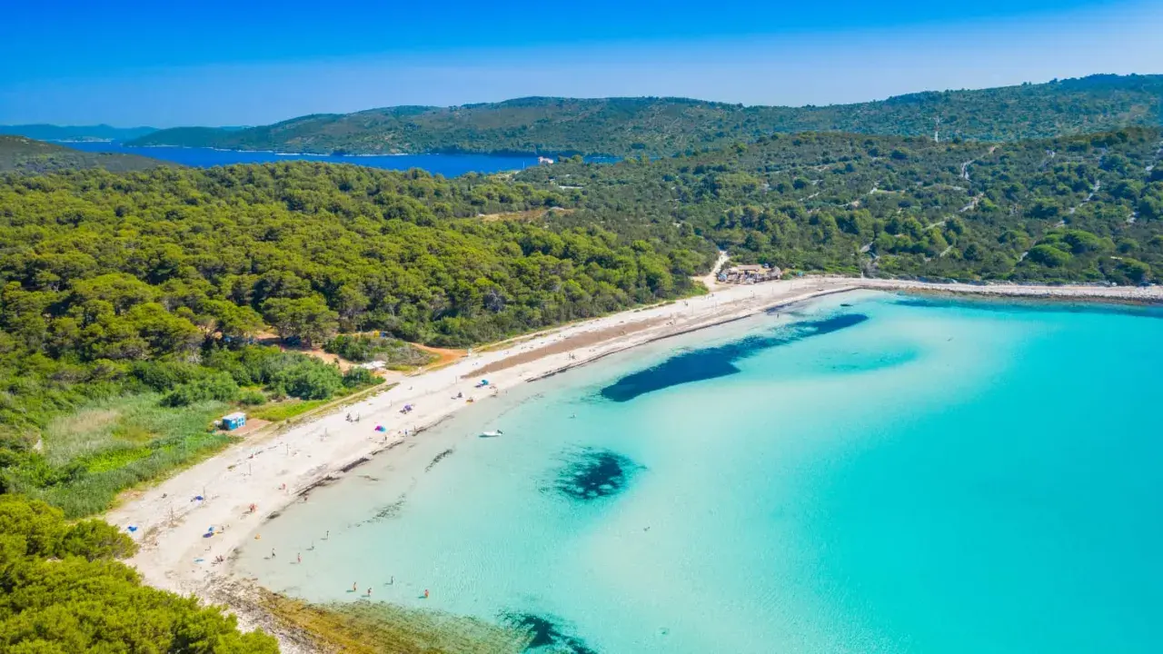 Traumhafte Strände und klares Wasser – perfekte reiseziele august. Ein Paradies für Sonnenanbeter und Wassersportler.