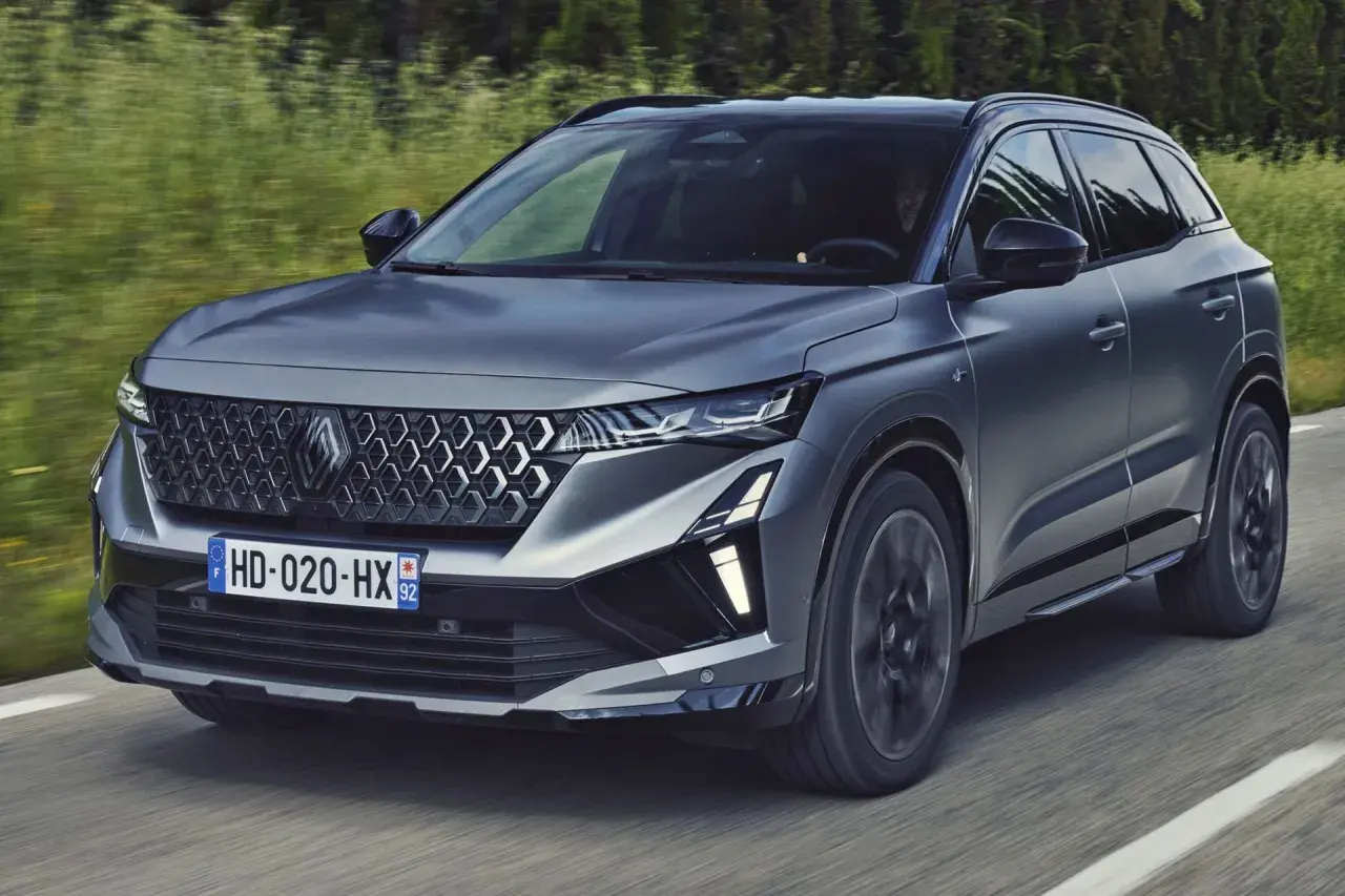 Nowy Renault Austral w ciemnoszarym kolorze jedzie po drodze. Sprawdź atrakcyjną renault austral cena.