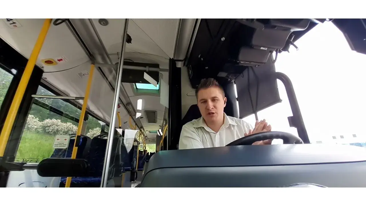 Kierowca autokaru: kto naprawdę decyduje o trasie? Poznaj podział ról.