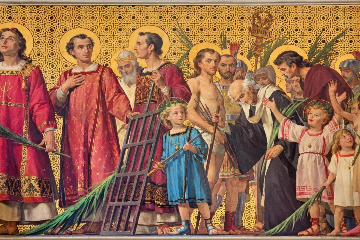 Grupa świętych, w tym dzieci, z palmami i atrybutami męczeństwa. Wśród nich polscy święci, symbolizujący wiarę i nadzieję.