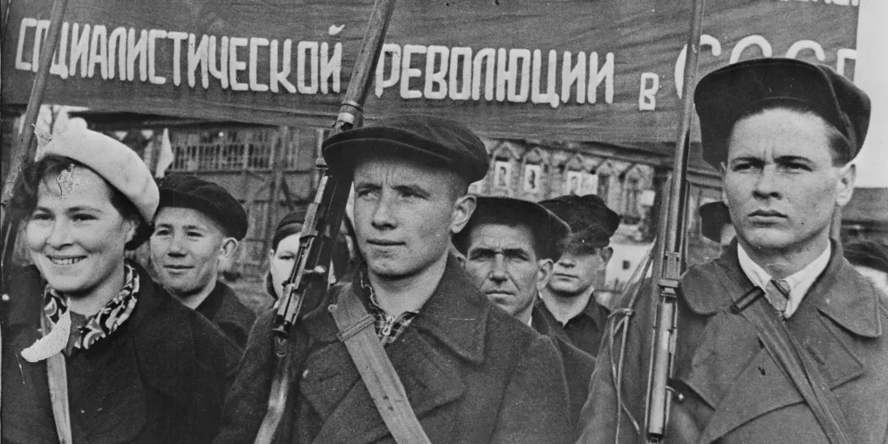 Ungdomar marscherar med en fana som nämner "socialistiska revolutionen". En del bär vapen. En tidslinje för ryska revolutionen kan illustreras av sådana scener.