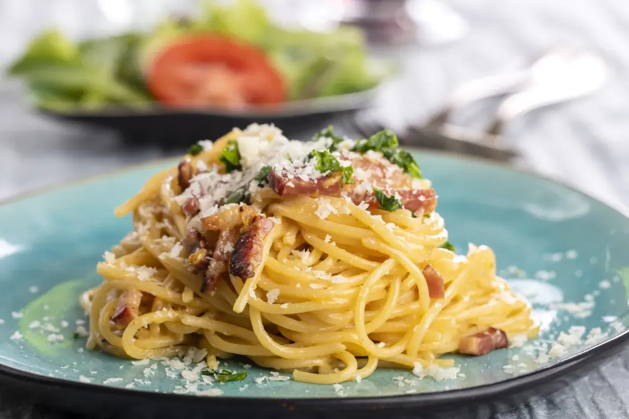 Spaghetti Carbonara, ein Klassiker der italienischen Küche. Dieses Gericht ist ein Beweis dafür, dass einfache Zutaten zu köstlichen Pasta Rezepten führen können.