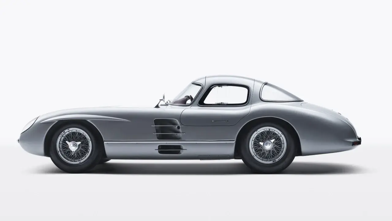 Silberner Mercedes-Benz 300 SLR Uhlenhaut Coupé, das teuerste Auto der Welt, mit seinen charakteristischen Flügeltüren und Speichenrädern.