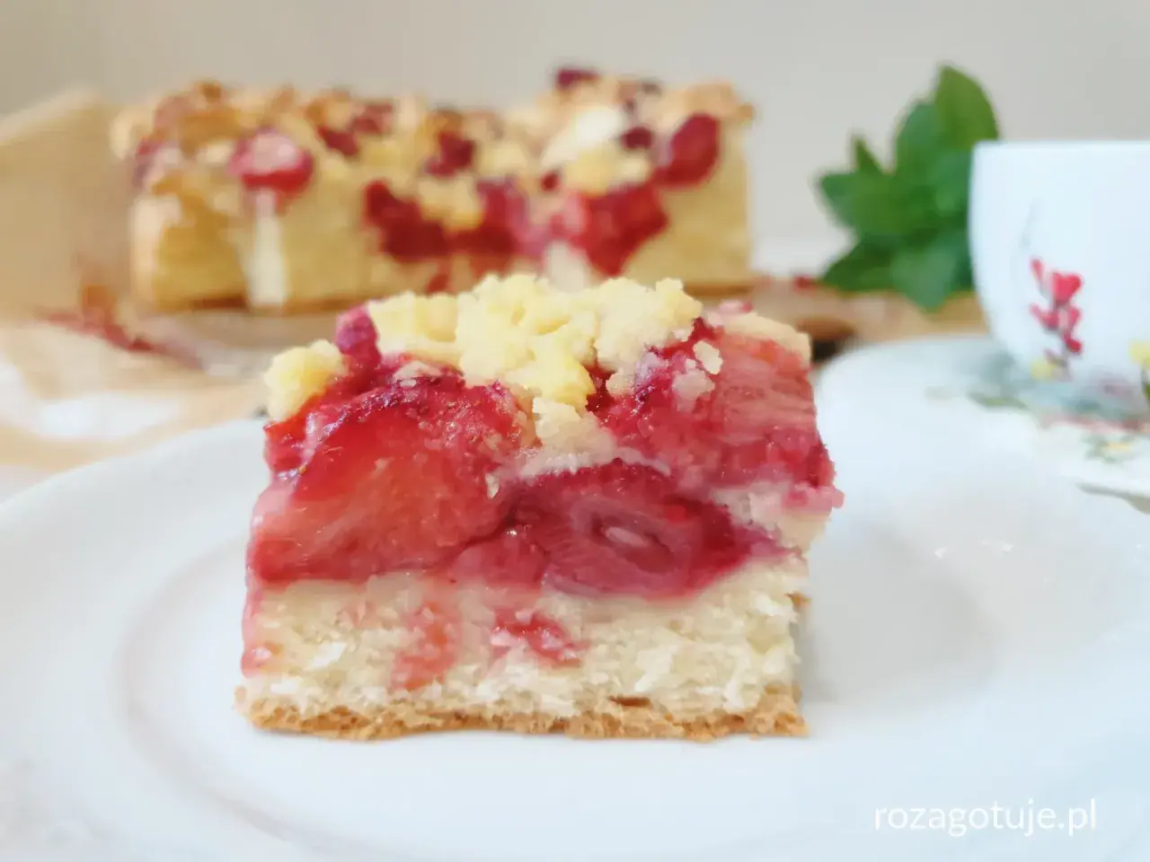 Pyszne ciasto drożdżowe z truskawkami i kruszonką, idealne na letnie popołudnie.