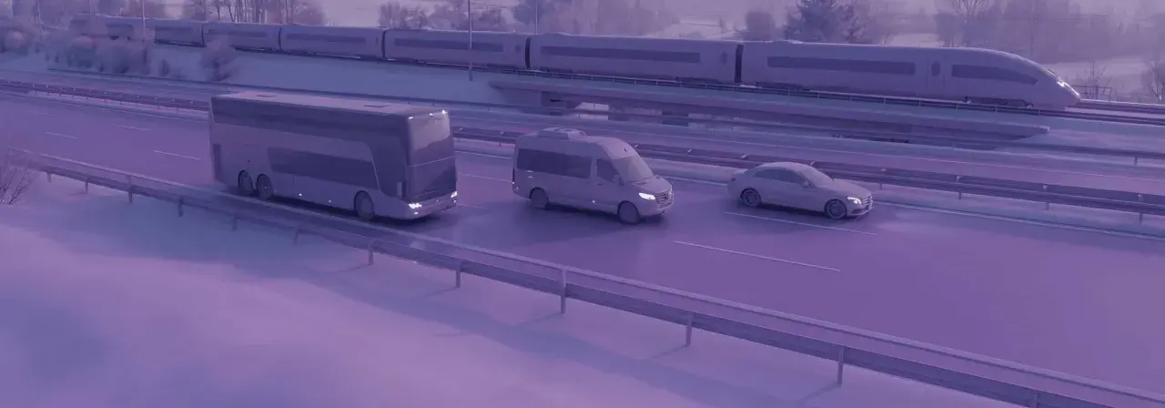 Zastanawiasz się, ile kosztuje bus do Francji? Na drodze widzimy autokar, busa i samochód, a w tle pociąg.