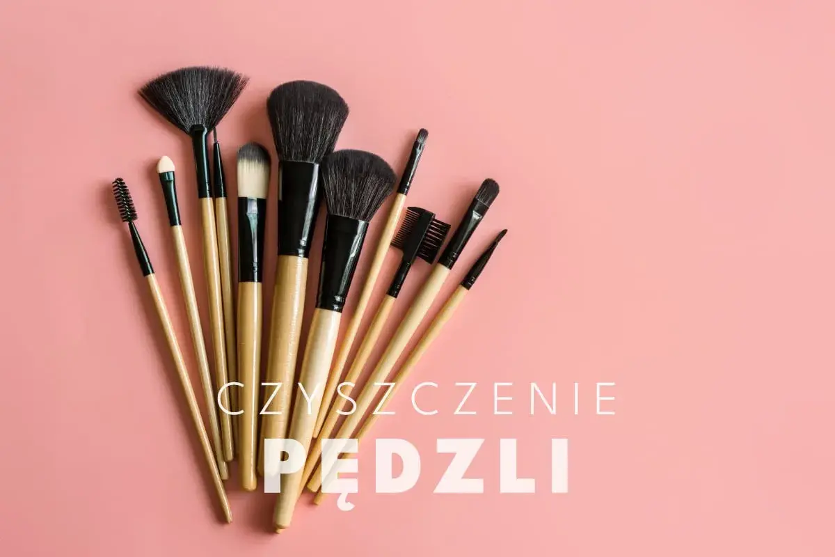Zestaw pędzli do makijażu na różowym tle. Dowiedz się, jak myć pędzle do makijażu, aby służyły Ci dłużej.