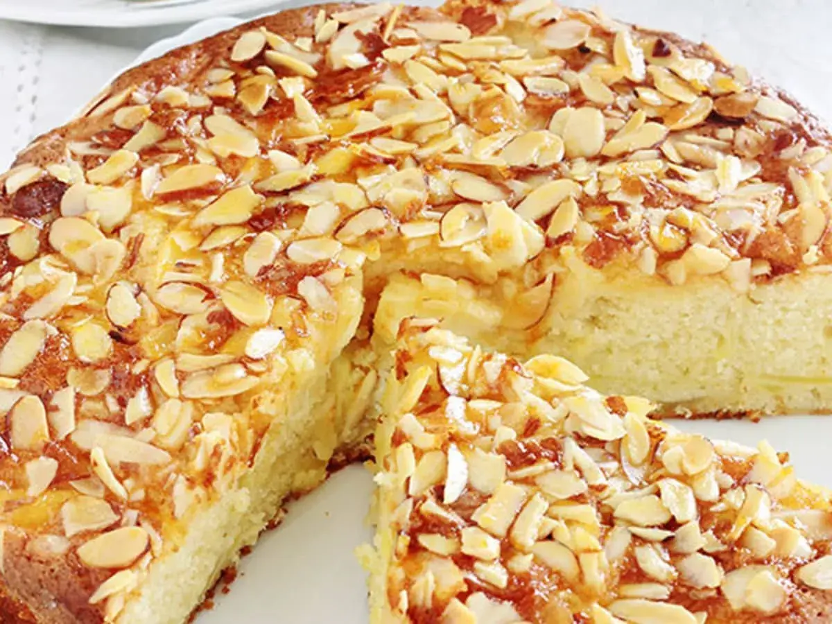 Gâteau aux amandes caramélisées, une recette facile et originale pour un dessert gourmand.