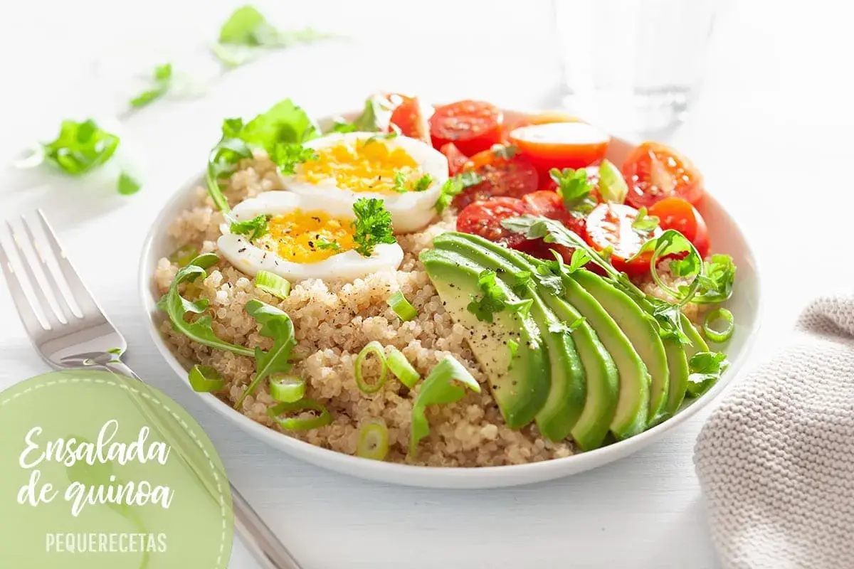 Deliciosa ensalada de quinoa para cenar, con huevo cocido, aguacate, tomates cherry y rúcula. ¡Una opción saludable y sabrosa!