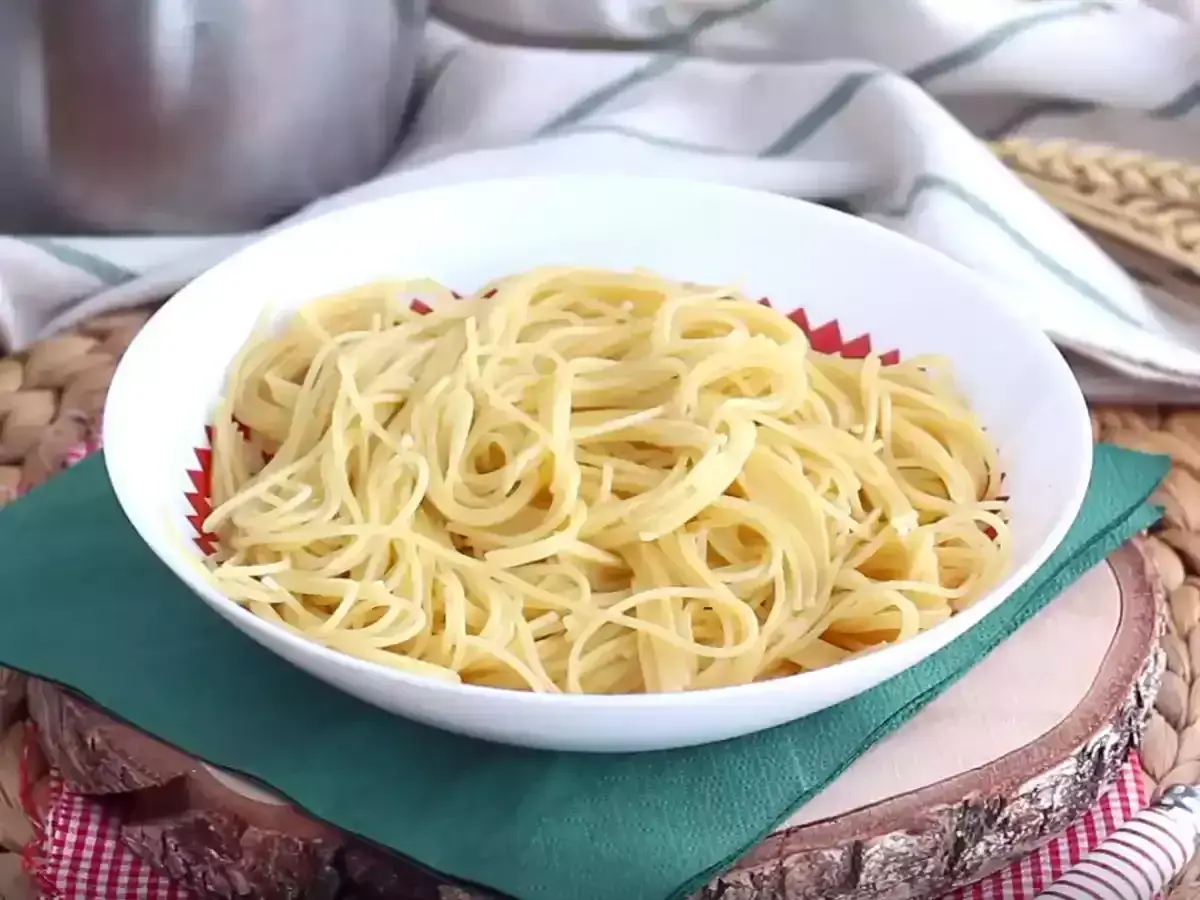 En skål med perfekt kokt pasta, redo att serveras. Enkelhet när den är som bäst.