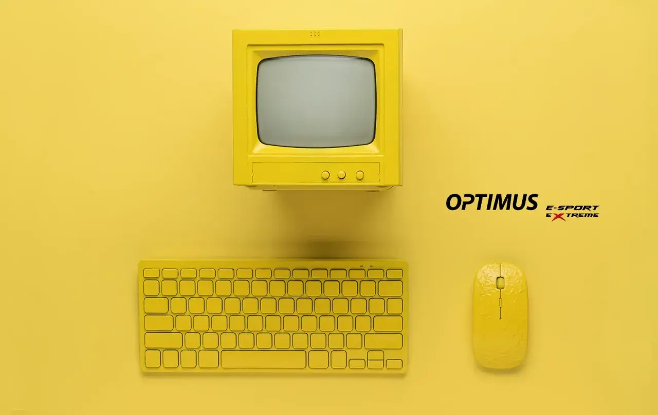 Żółty komputer retro, klawiatura i myszka. Logo "OPTIMUS E-SPORT EXTREME". Idealne do diagnostyki komputera.
