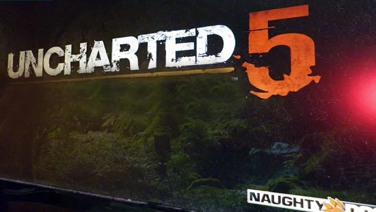 Logo Uncharted 5 na tle gęstej, ciemnej dżungli. Kiedy premiera?