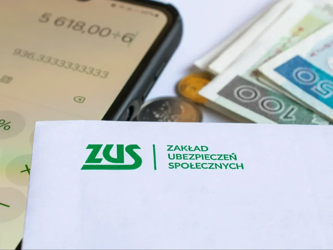 ZUS i pieniądze na koncie, być może to renta po przeszczepie szpiku. Kalkulator na telefonie pokazuje kwoty.