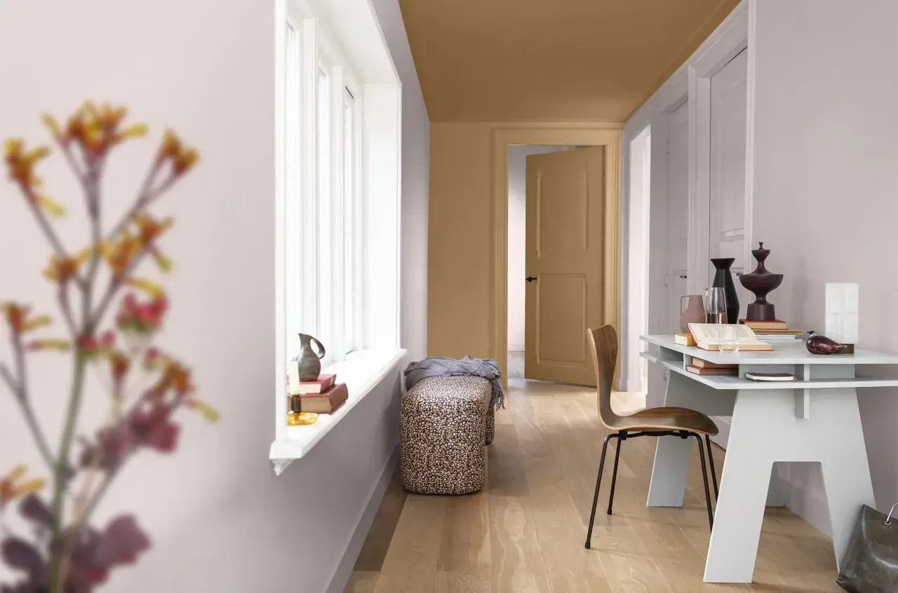 Un espacio acogedor con paredes pintadas en tonos cálidos, ideal para pintar la pared de la cocina y crear un ambiente moderno.