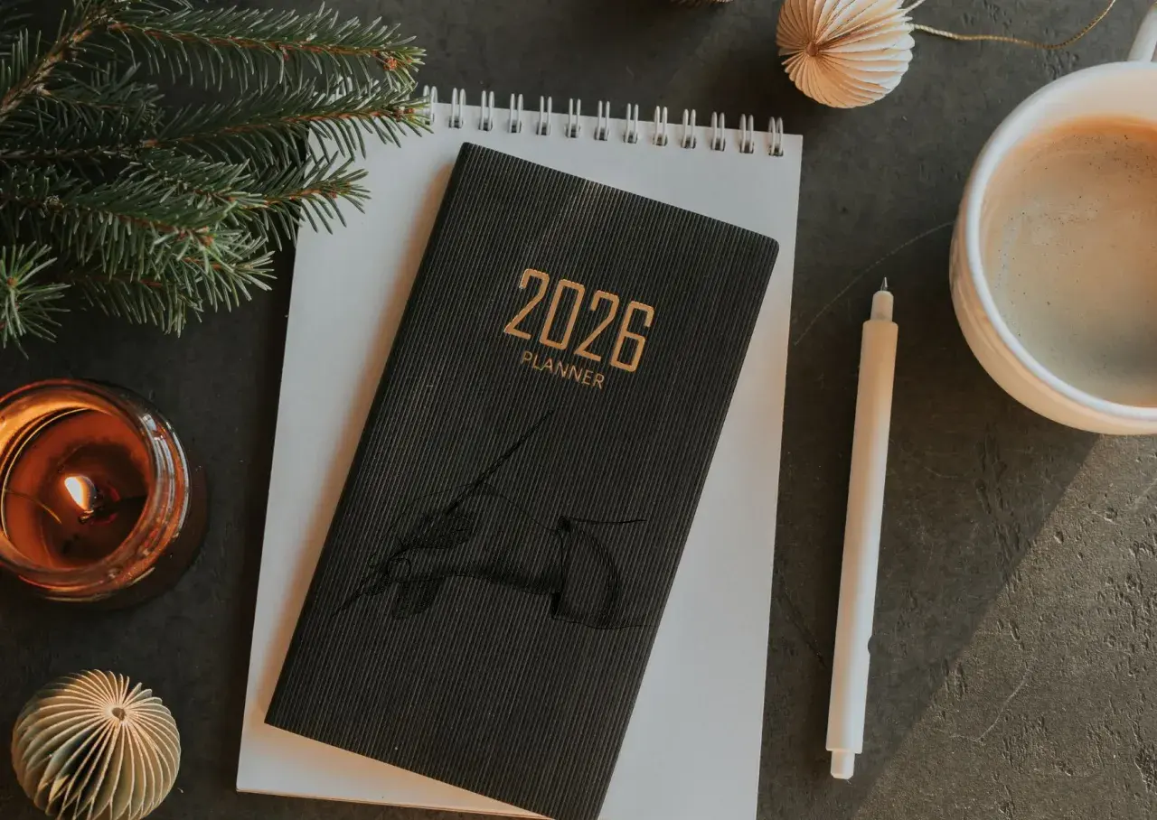 Planer 2026, świeca, kawa i gałązka choinki. Zastanawiasz się, czy jest podatek od darowizny?