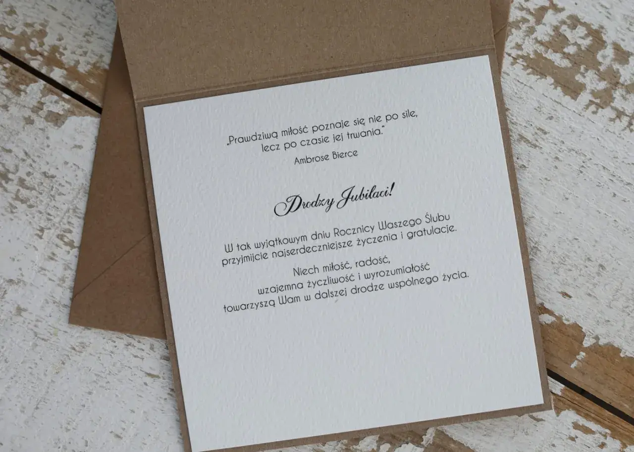 Elegancka kartka z życzeniami z okazji 20 rocznicy ślubu. Cytat o miłości i gratulacje dla Jubilatów.