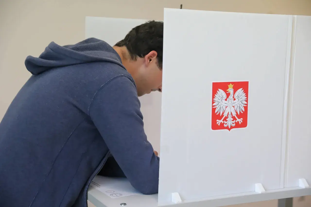 Młody mężczyzna w budce do głosowania. Czy to jego wybór wyjaśnia, dlaczego w sondażach Konfederacja notuje dwucyfrowy wynik wśród najmłodszych wyborców?