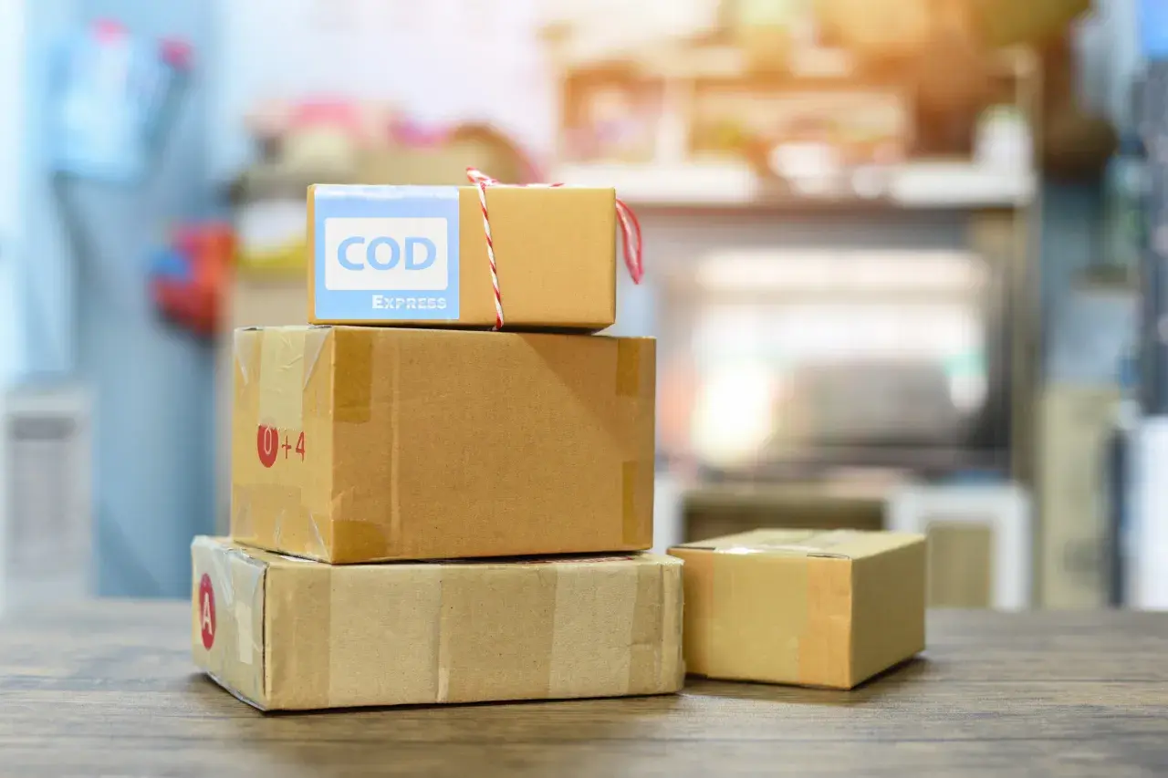Paczki z napisem "COD EXPRESS". Czy za pobraniem można płacić kartą? To pytanie nurtuje wielu kupujących online.