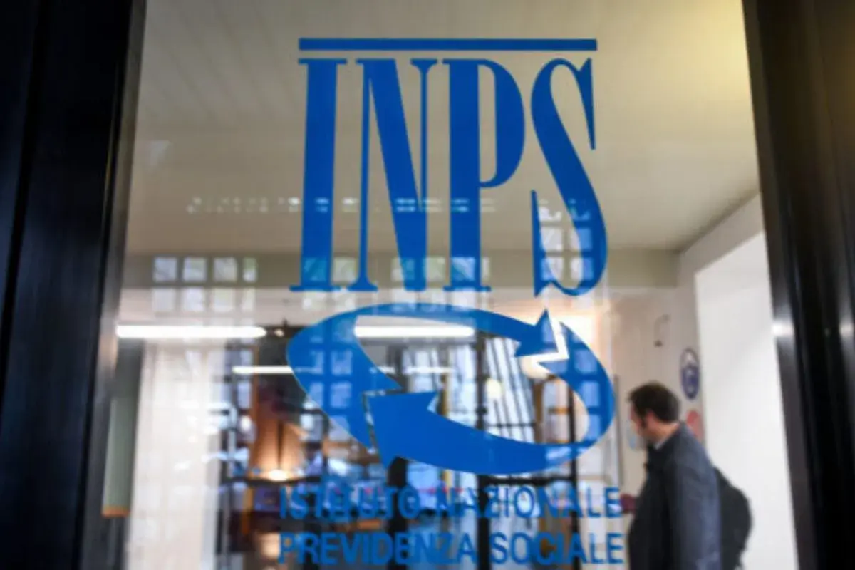 Ingresso INPS, dove si può richiedere la pensione anticipata per malattia oncologica. Un uomo entra nell'edificio.