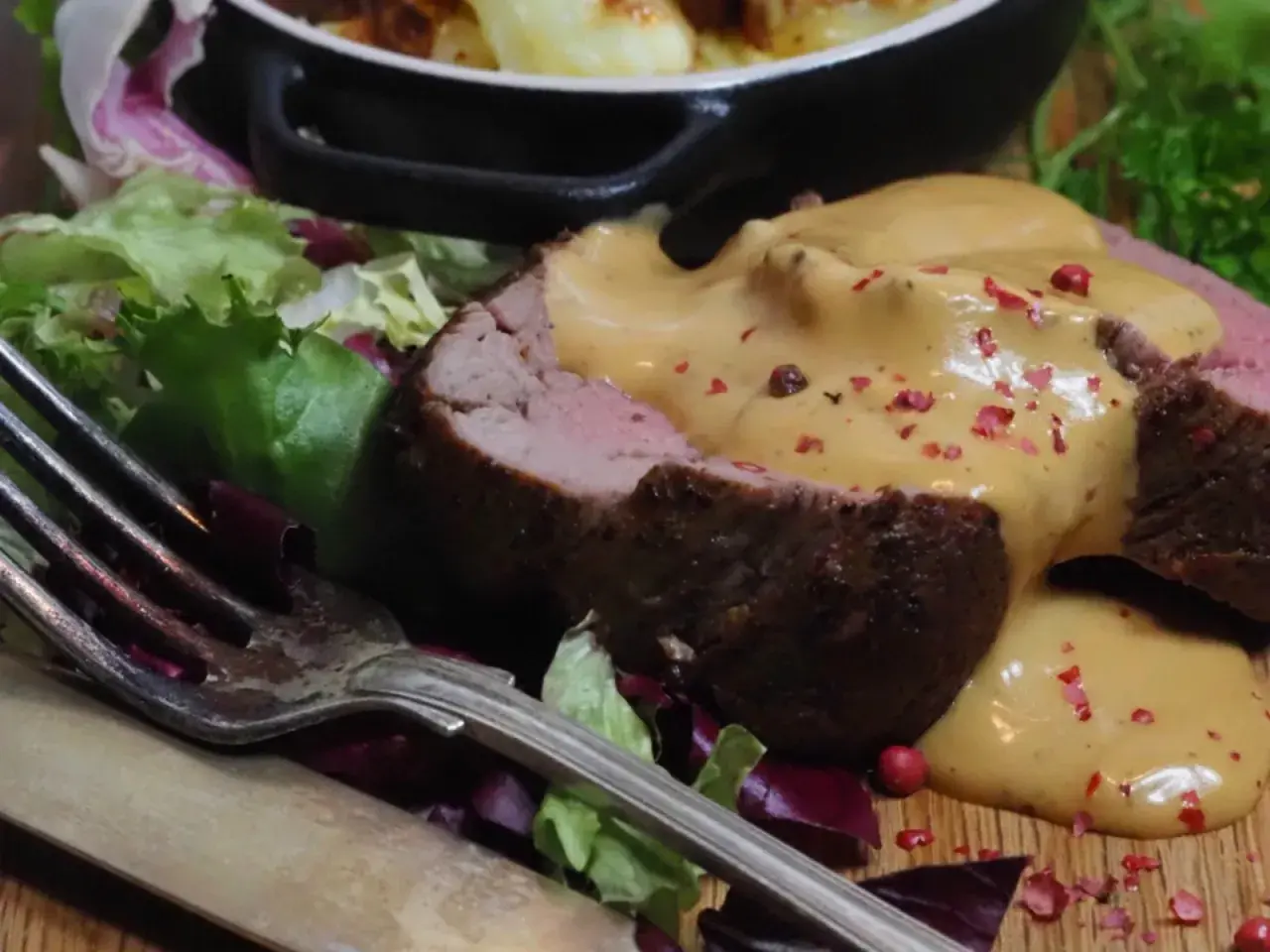 Saftig oxfilé med en krämig sås, garnerad med rosa pepparkorn och serverad med en fräsch sallad. En perfekt sås till oxfilé!