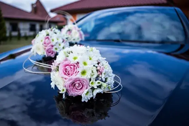 Jak udekorować samochód do ślubu – praktyczne porady i inspiracje na eleganckie dekoracje