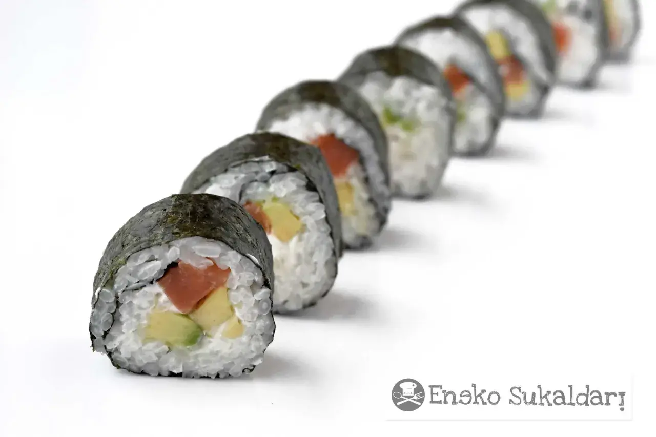 Rollos de sushi caseros con salmón, aguacate y huevo. Aprende como hacer sushi en casa con esta deliciosa receta.