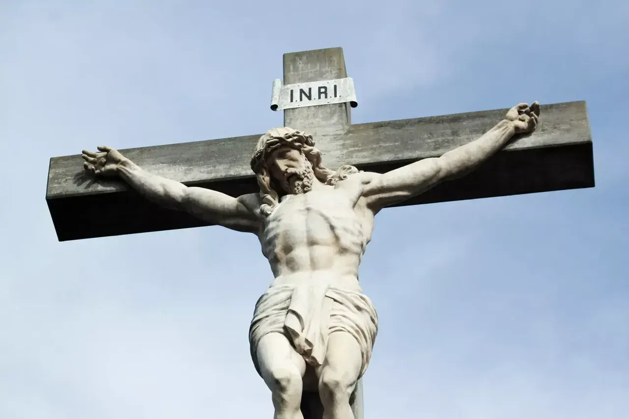 Statue von Jesus am Kreuz, mit der Tafel "I.N.R.I.", die für "Jesus von Nazareth, König der Juden" steht.